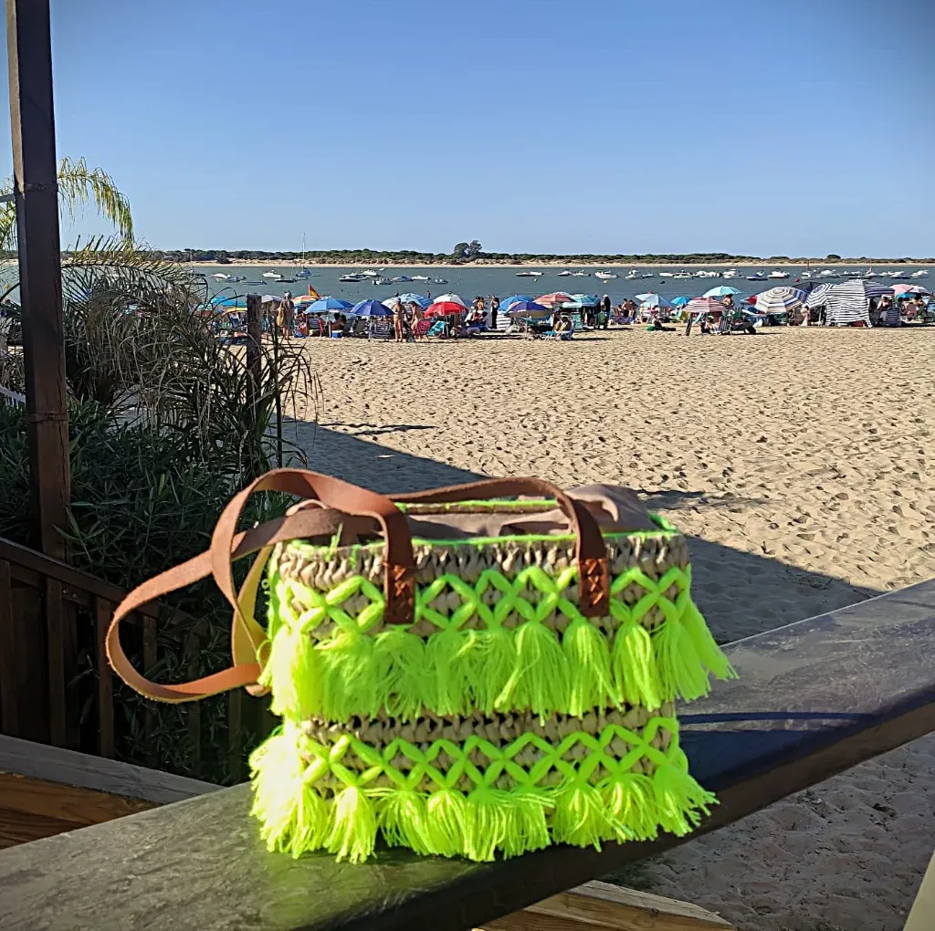 CAPAZO RAFIA MACRAMÉ FLECOS NEON